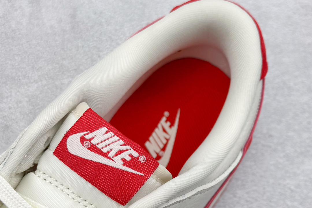 Nike SB Dunk Low x Supreme