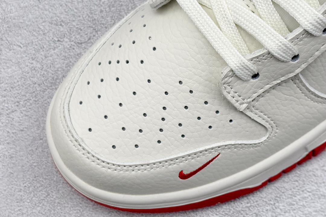 Nike SB Dunk Low x Supreme