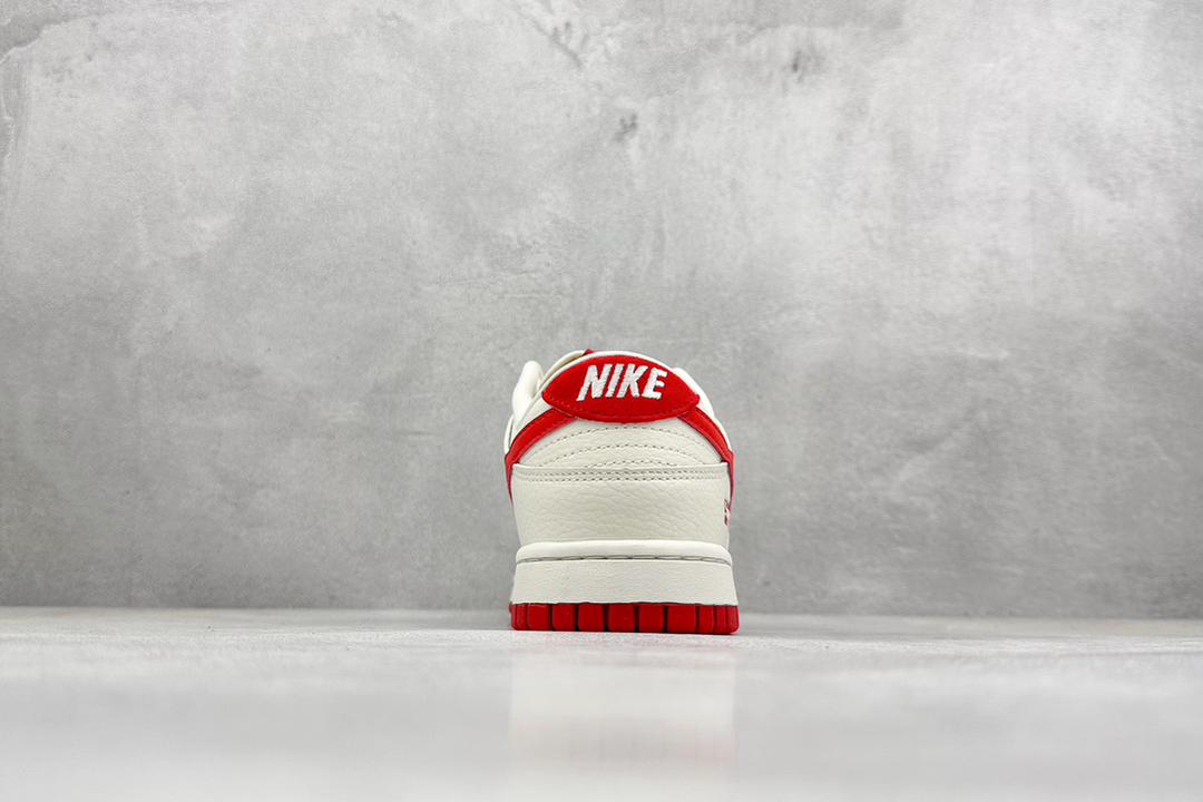Nike SB Dunk Low x Supreme