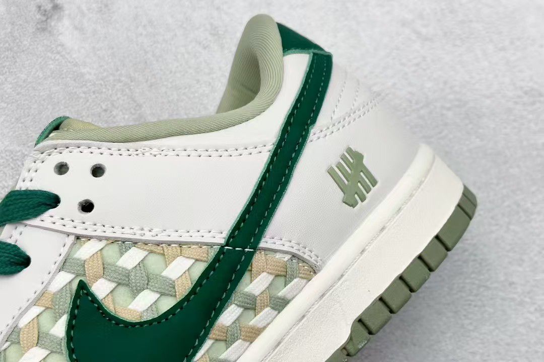 Undefeated x Nike SB Dunk Low Off Blanco Verde