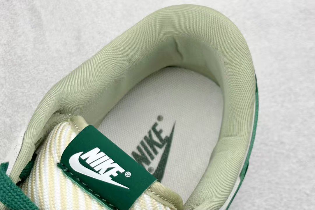 Undefeated x Nike SB Dunk Low Off Blanco Verde