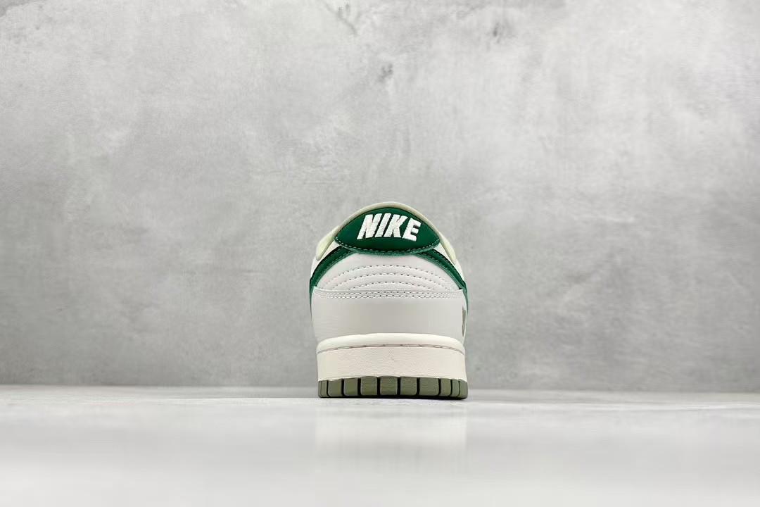 Undefeated x Nike SB Dunk Low Off Blanco Verde
